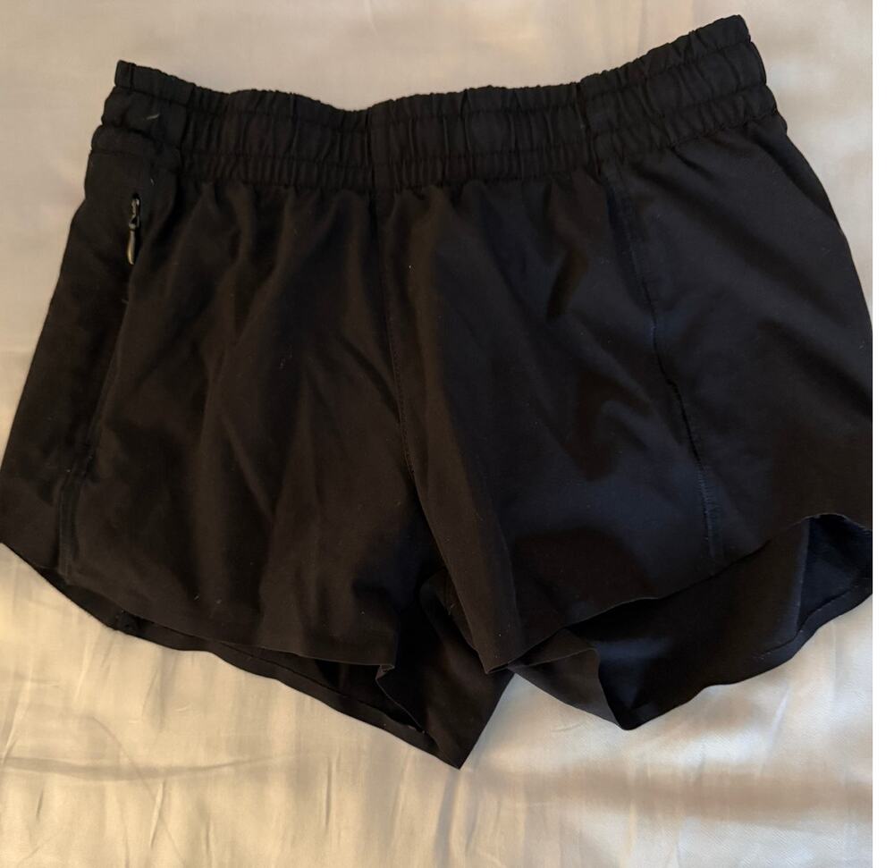 Athleta black heart the hustle 2.5 inch short size 8-10